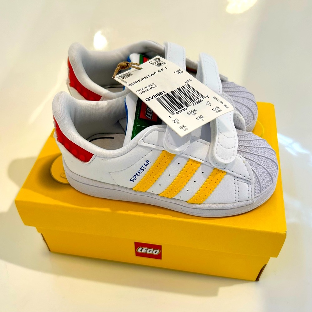 ADIDAS SUPERSTAR X LEGO® SHOES 
Cloud White / Pantone
6K 
GV8881